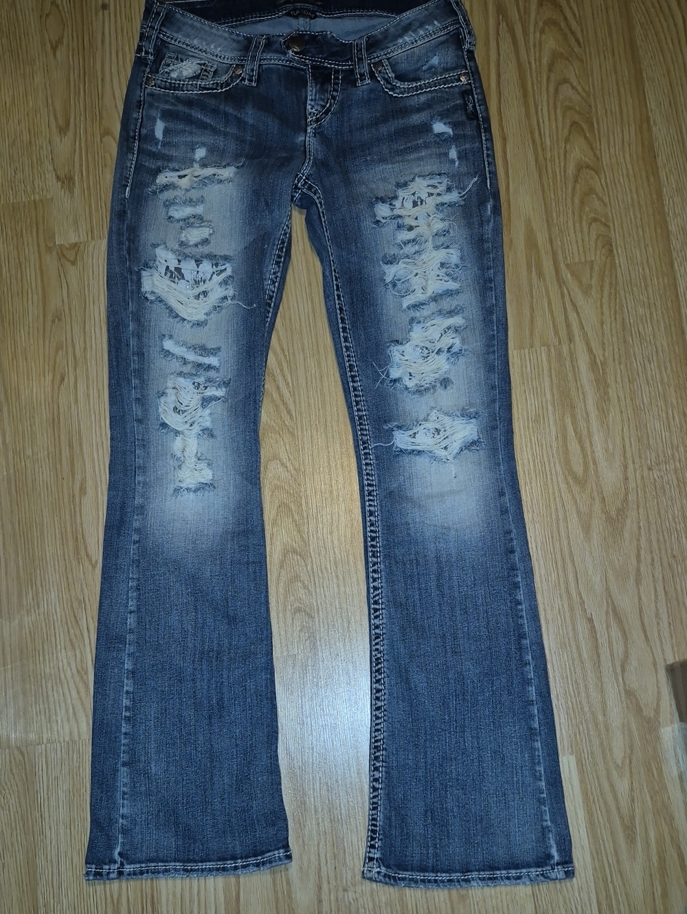 Silver Tuesday Jeans Distressed Flare Jeans in Faded Blue Wash Size 26x31